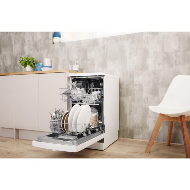 Indesit Dishwasher: slim, white colour