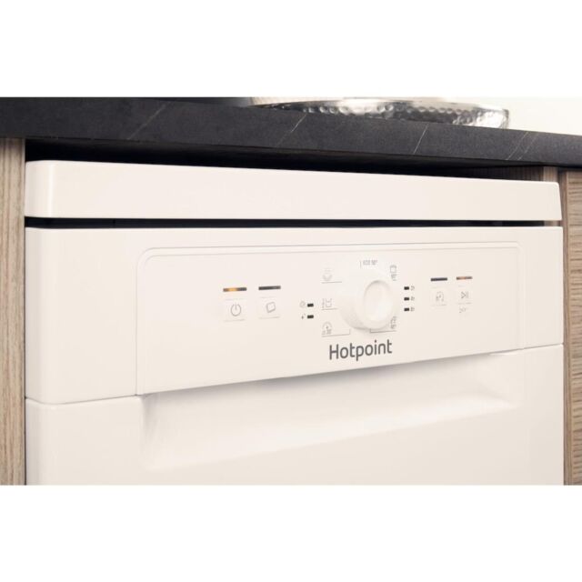 Hotpoint dishwasher: slim, white