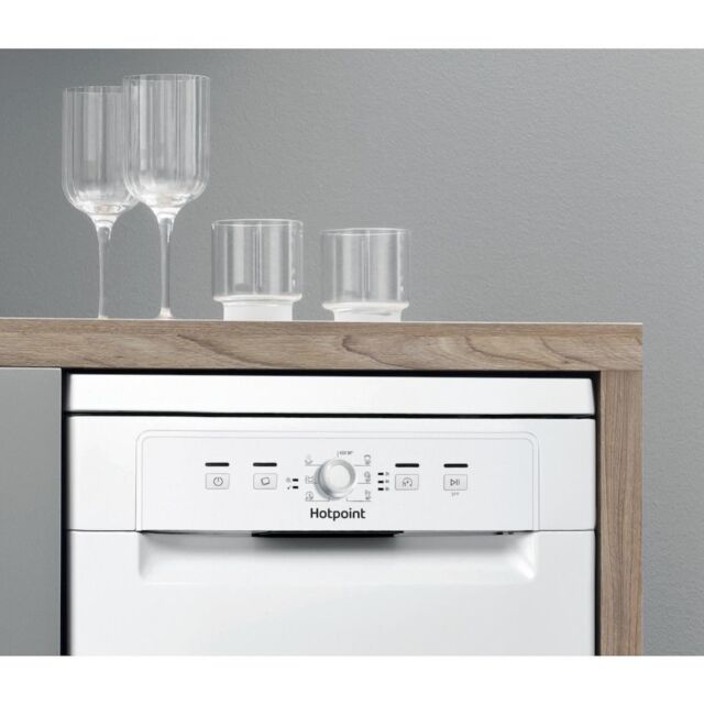 Hotpoint dishwasher: slim, white