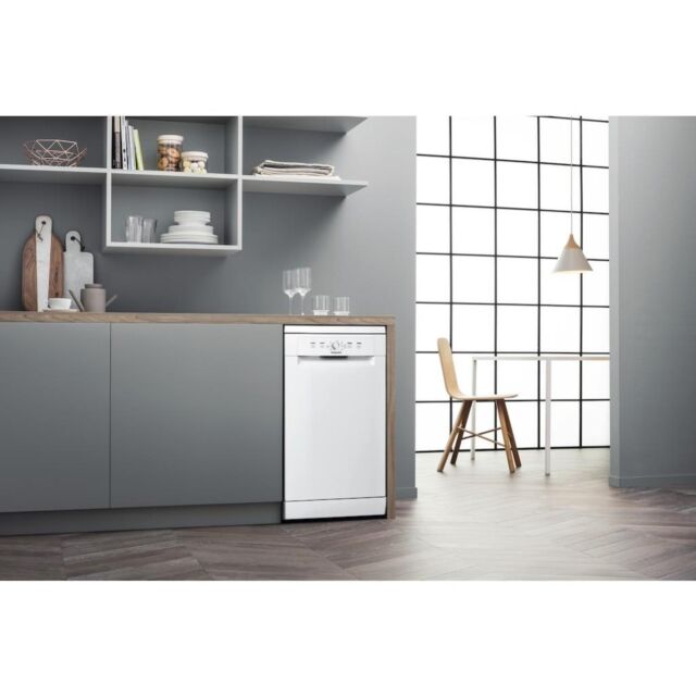 Hotpoint dishwasher: slim, white