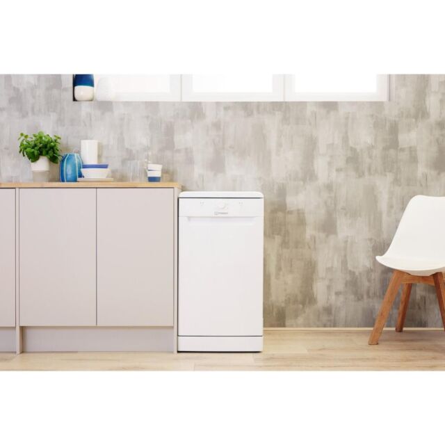 Indesit Dishwasher: slim, white colour